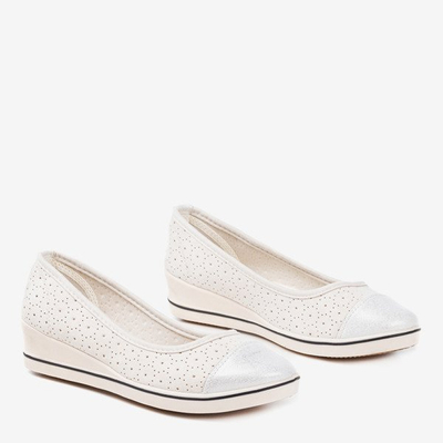 OUTLET Bézs színű balerinák alacsony ékön Irtriva - Cipők