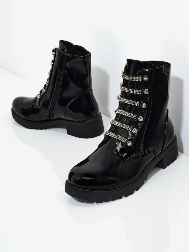 Fjorra lakkozott fűzős női bokacsizma