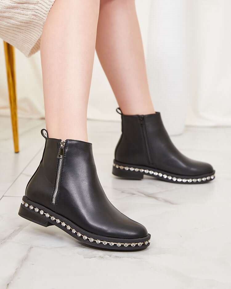 Royalfashion Fekete női lapos sarkú csizma cirkóval Wiskuni