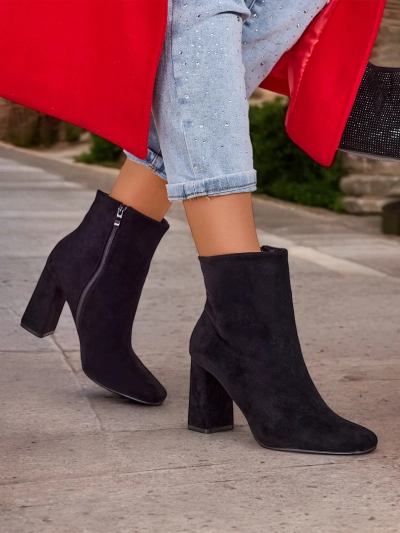 Royalfashion Eco-suede női bokacsizma egy oszlopon Emoro