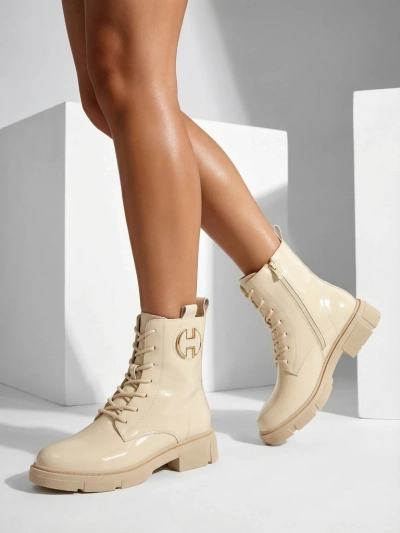 Kalen lakkozott fűzős női bokacsizma