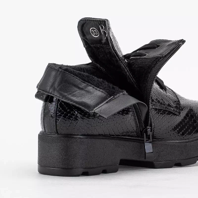 OUTLET Fekete gyerekcsizma dombornyomással és kötéssel Alamai - Lábbeli