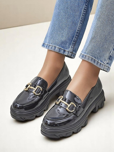 Royalfashion Lakkbőr női mokaszin díszítéssel fekete bársonyból