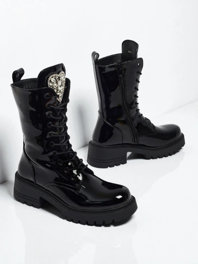 Emelune lakkozott fűzős női bokacsizma