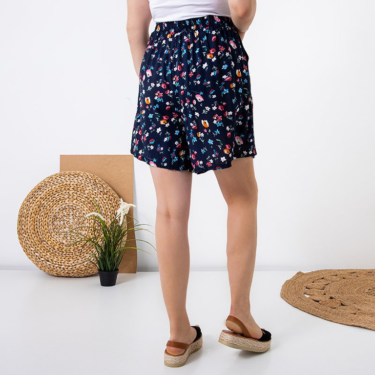 Női sötétkék rövidnadrág, színes virágokkal - Ruházat