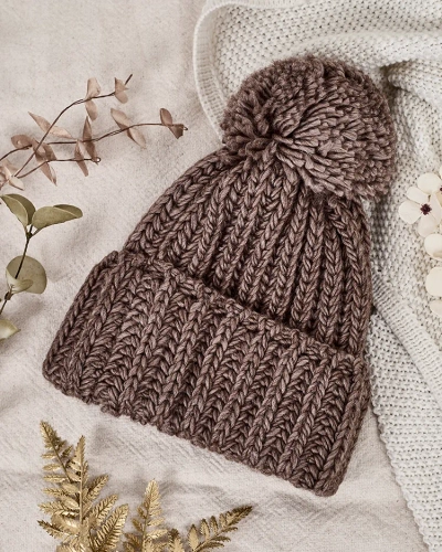 Royalfashion Női kötött sapka bóbitával