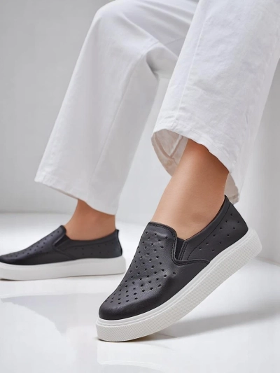 Royalfashion Lyukacsos női slip-on cipő Emayla