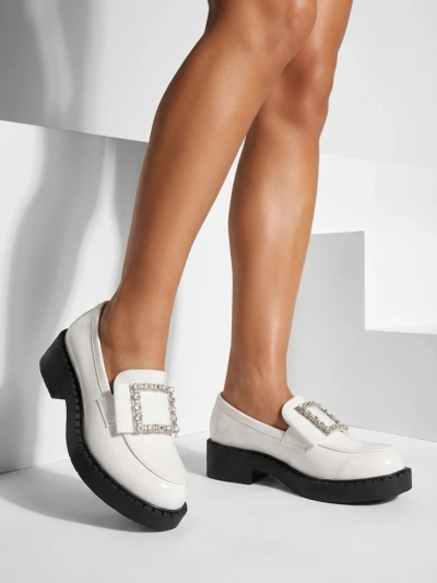 Lakkozott cipő fehér csattal. Fogim- Lábbeli