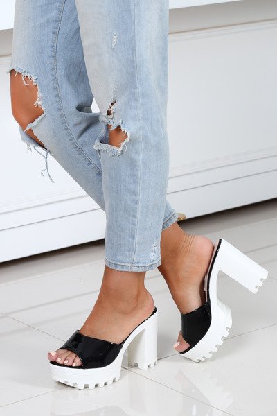 Czarne klapki na słupku- Obuwie