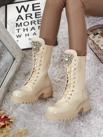 Emelune lakkozott fűzős női bokacsizma