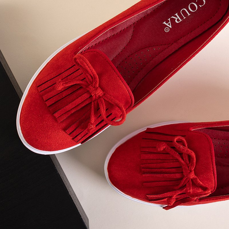 Piros női mokaszin rojtokkal és Laureana íjjal - cipő