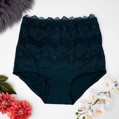 Sötétzöld enyhén formázó csipkés női bugyi - Fehérnemű