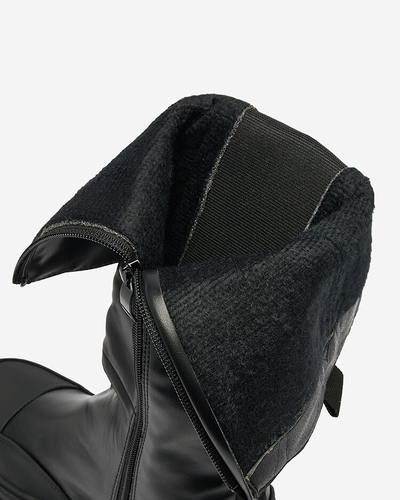 Royalfashion Női félvállas csizma fekete színben Blyssy