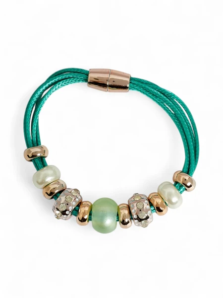 Női karkötő gyöngyökkel és cirkóniákkal