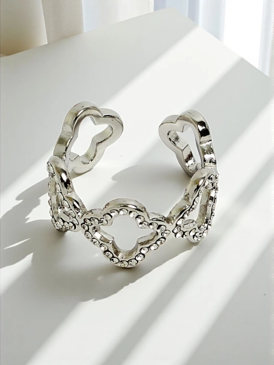 Ariadne Silverita karkötő kristályokkal – ezüst, geometriai glamour minta