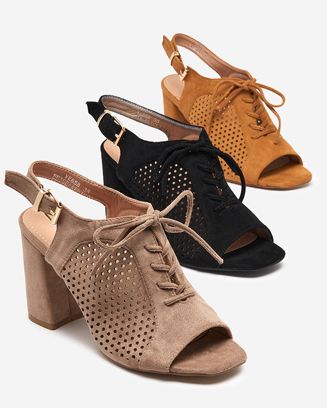 OUTLET Világosbarna, áttört női szandál oszlopon Sasqan- Shoes