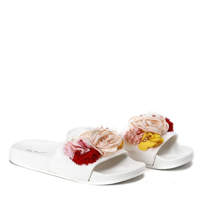 Białe klapki z ozdobnymi kwiatkami Judith - Obuwie