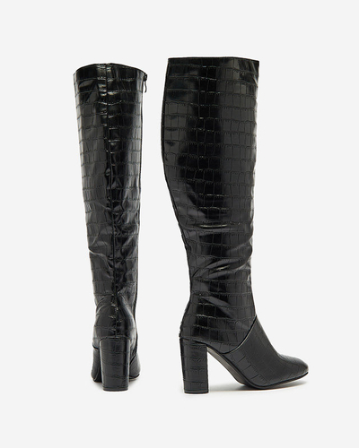 Női tűsarkú csizma dombornyomással, fekete színben Mastiu- Lábbeli