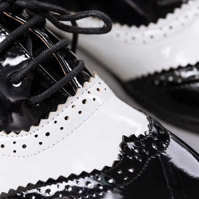 Czarno - białe półbuty w stylu retro Chaplin - Obuwie