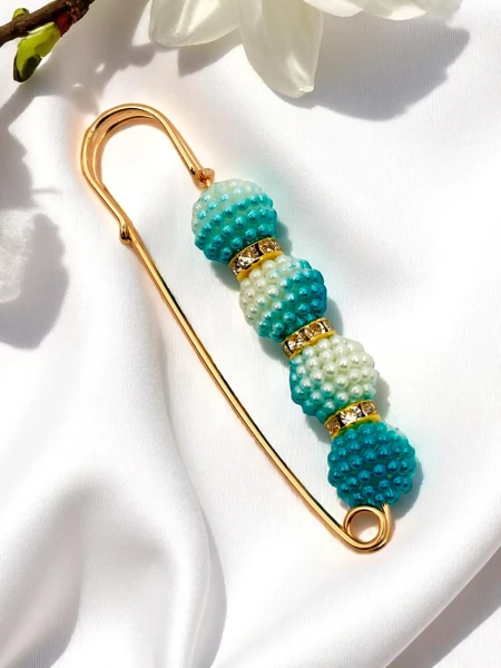 Dekoratív női bross gyöngyökkel Four Pearls