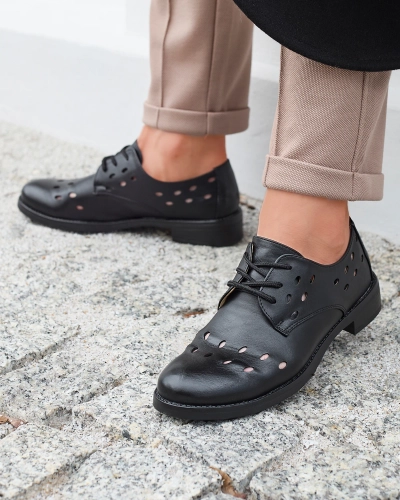 Női áttört öko bőr félcipő fekete színben Selofso- Lábbeli