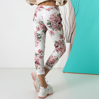 Női fehér nadrág rózsaszín virágmintával - Ruházat