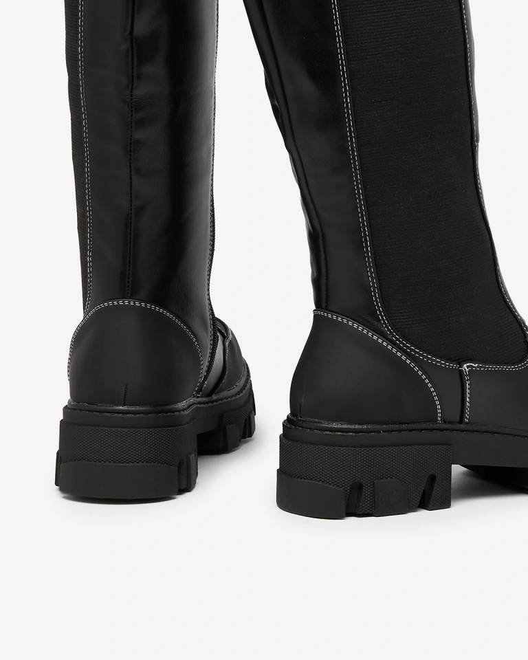 Royalfashion Női félvállas csizma fekete színben Blyss