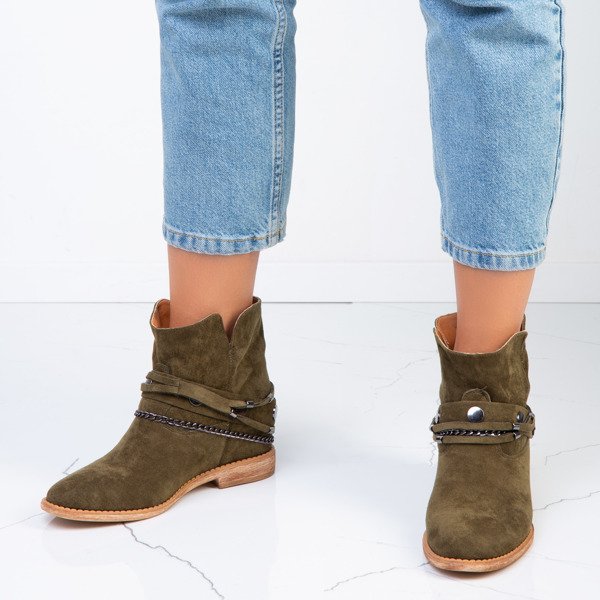 Zöld cowboy csizma egy beltéri éken Salem - cipő