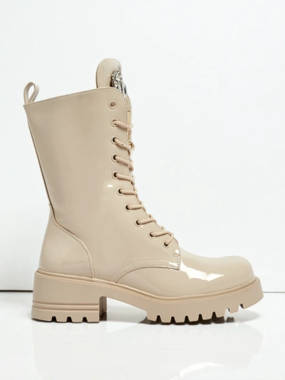 Emelune lakkozott fűzős női bokacsizma