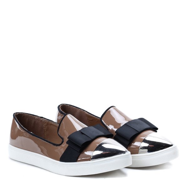 Csúsztasson tovább egy lakkozott orrú khaki Barbara- lábbeli