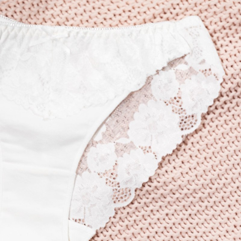 Női fehér bugyi csipkével - Fehérnemű