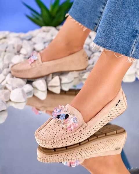 Royalfashion áttört világosbarna női mokaszin díszes kristályokkal Cizzas
