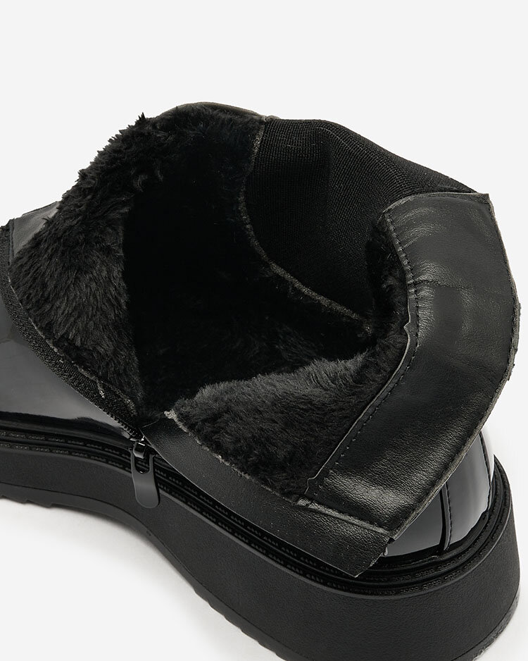 Royalfashion Fekete női lapos sarkú csizma cirkóval Winuma