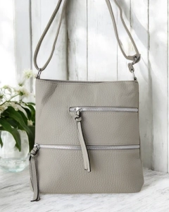 Világosszürke || szary