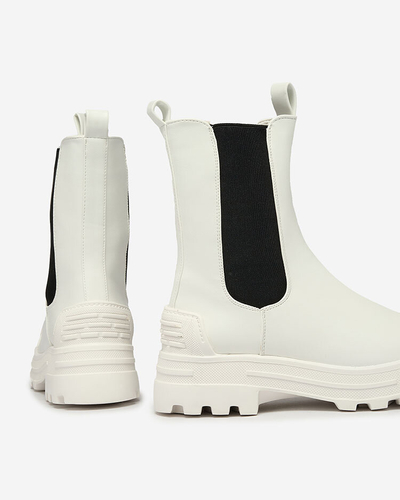 Royalfashion Női lapos sarkú csizma fehér színben Yennas