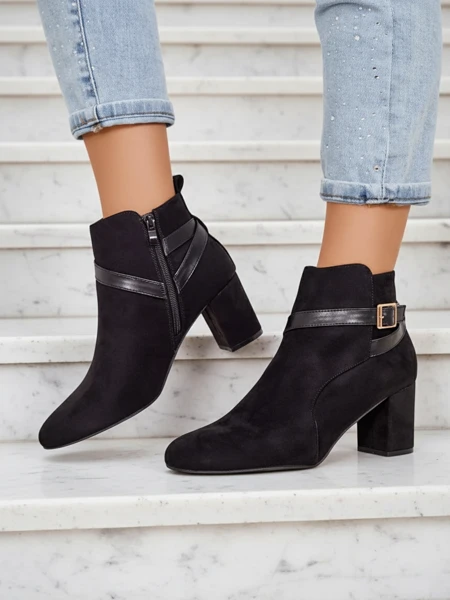 A Royalfashion női csizma egy oszlopon Eloron