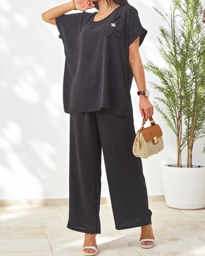 Royalfashion Női szett rövid ujjukkal, dekoratív virággal és bő nadrággal