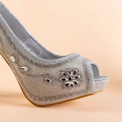 OUTLET Ezüst fényes szivattyúk a Juliett sarokban - Cipők