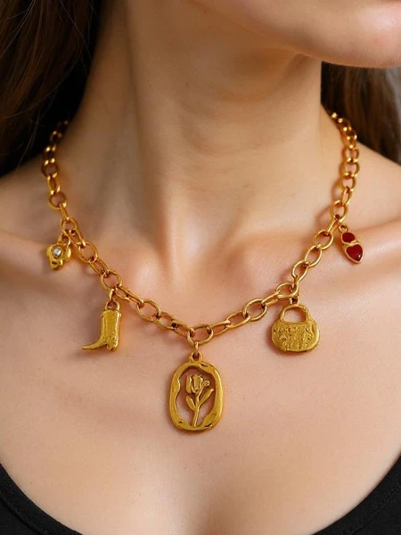 Aurelia Charis nyaklánc boho stílusú medálokkal