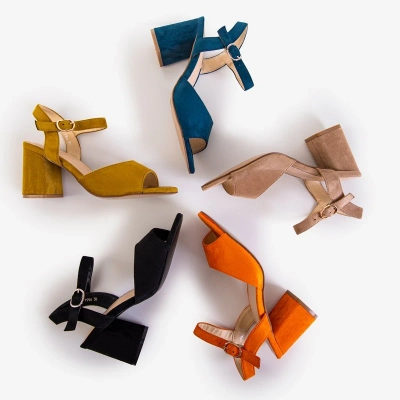 OUTLET Zöld és sárga szandál az Elga oszlopon - Lábbeli