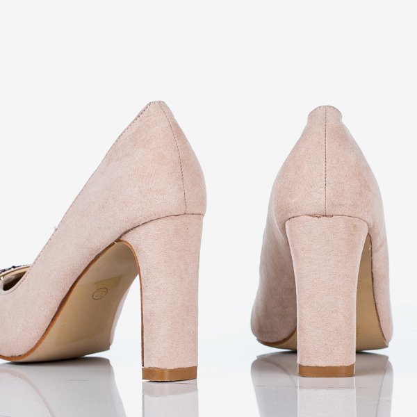 OUTLET Bézs színű szivattyúk egy magasabb oszlopon, Adena díszítéssel - Lábbeli