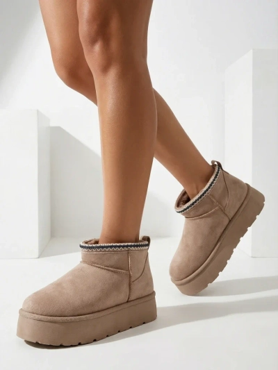 Royalfashion Női rövid csizma a'la hócsizma Xoalla