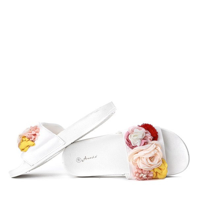 Białe klapki z ozdobnymi kwiatkami Judith - Obuwie