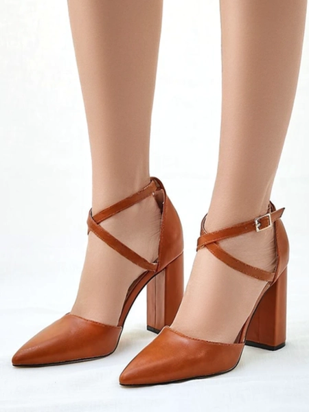 Royalfashion Női tűsarkú cipők keresztpánttal Eurolias