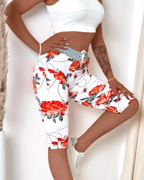 Virágos 3/4 hosszúságú női rövidnadrág fehér és piros színben PLUSZ MÉRET - Ruházat