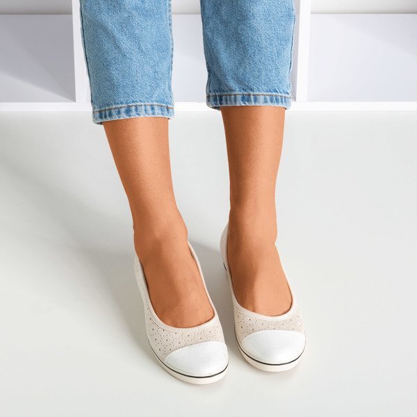 OUTLET Bézs színű balerinák alacsony ékön Irtriva - Cipők