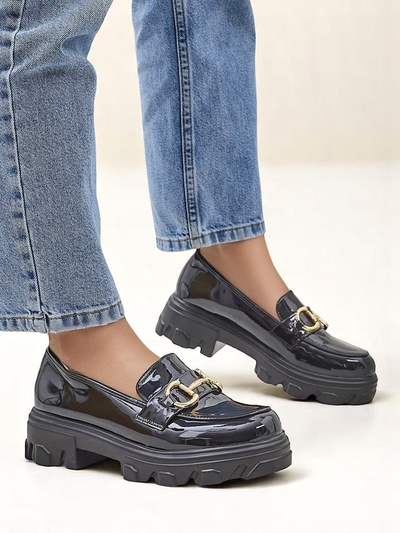 Royalfashion Lakkbőr női mokaszin díszítéssel fekete bársonyból