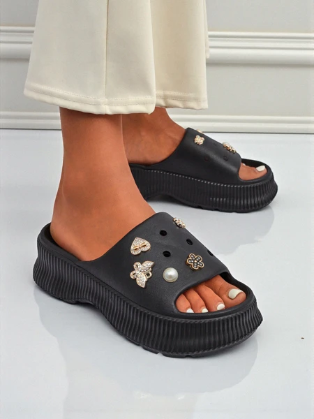 Royalfashion Női gumipapucs Slash Glam díszítéssel