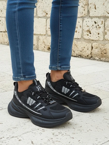 Royalfashion Hypatia fekete női sportcipő lapos, 5 cm-es sarokkal