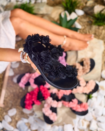 Royalfashion Fekete női szandál virágokkal Alferroy